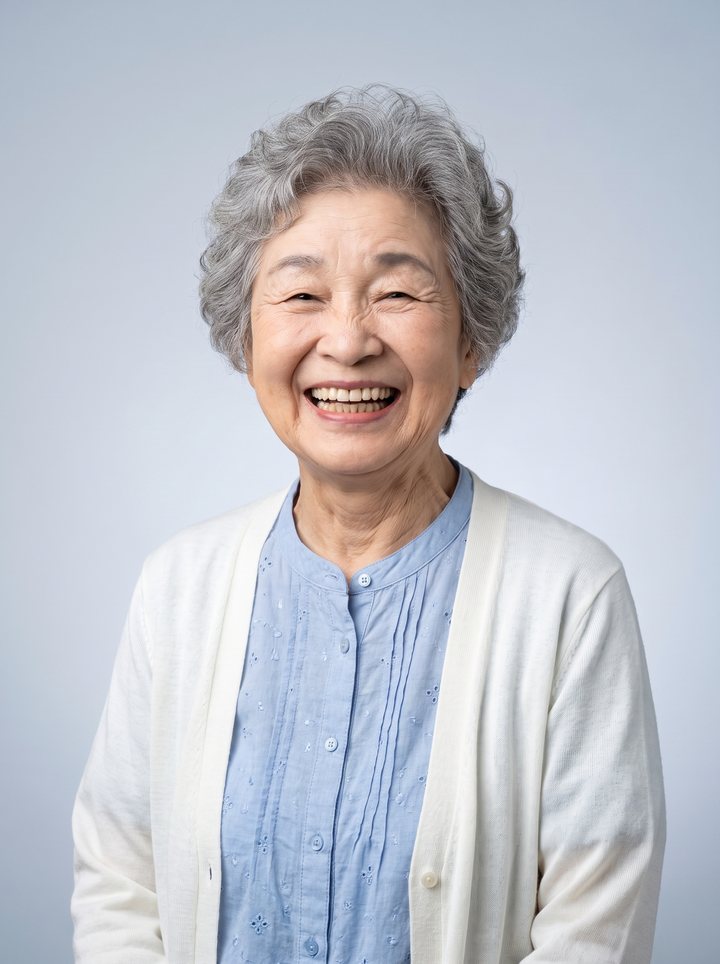 同じ笑顔で、こちらを向いた上半身の遺影